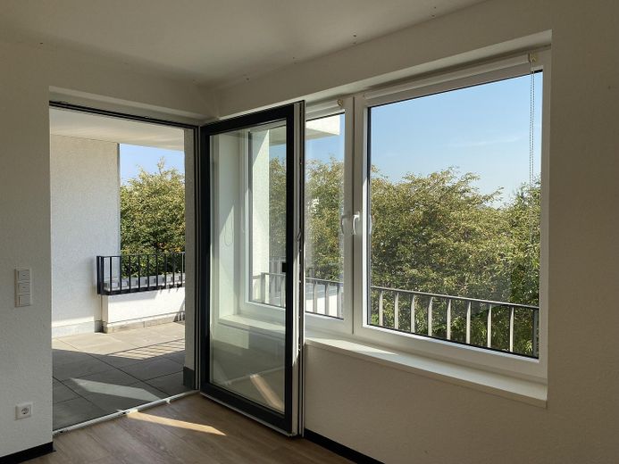 Barrierefreie 2-Zimmer Wohnung mit großem Balkon – Blick vom Wohnzimmer 