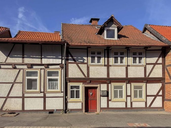 Charmantes denkmalgeschütztes Reihenendhaus mit Garten in der historischen Altstadt von Hornburg – Foto 1