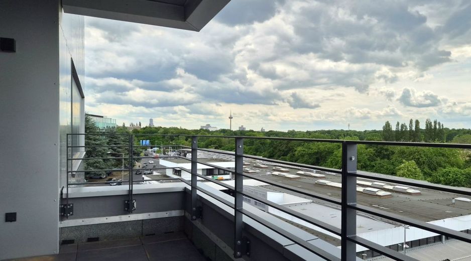 Erstklassige Bürofläche mit hervorragender Autobahnanbindung – Blick Balkon nach Süd