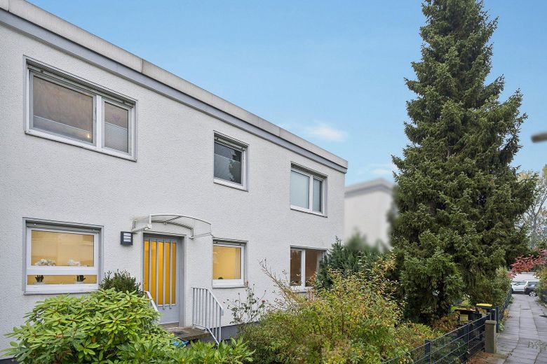 Modernisierte Wohnung mit Reihenhauscharakter, mit Gäste WC und Garten *von Privat* – Hauseingang
