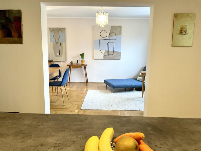 Schönes, solide saniertes und bezugsfertiges Haus auf Rügen mit Photovoltaik – Blick Küche ins Wohnzimmer