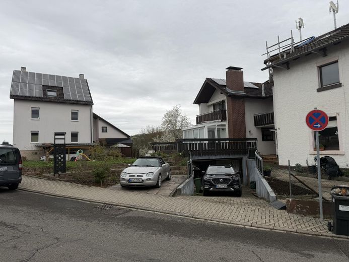von Privat: Doppelhaushälfte mit Wintergarten, Kamin, Photovoltaik,… – Außenansicht von der Seite 