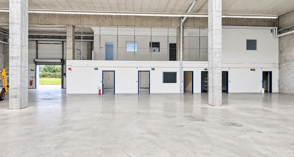 Depo, üretim, ofis/sosyal alan 750m² + 206m², açık alan >5000m² (opsiyonel + yaklaşık 400m² CNC talaşlı imalat) – Halle