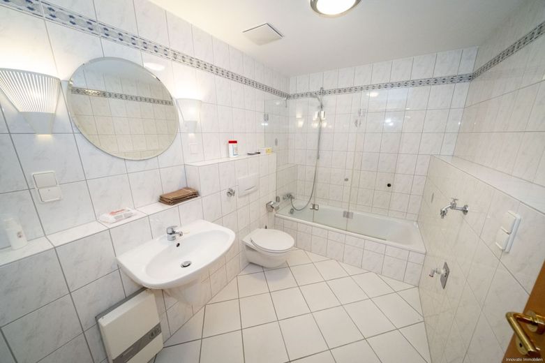 Modern und elegant gehaltene Eigentumswohnung mit Aufzug im Herzen von Püttlingen – Badezimmer