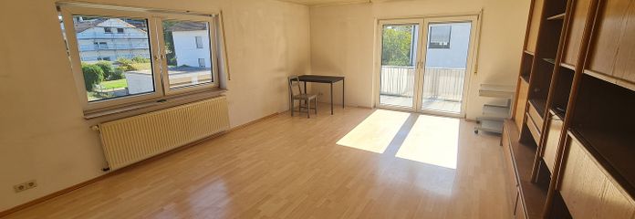 Helle 4-Zimmer-Wohnung mit Balkon & Einbauküche in Stutensee – Wohnzimmer