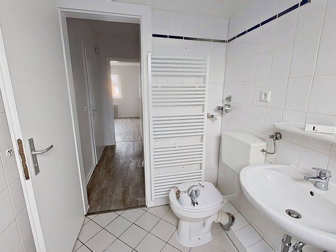 Kuschelzeit im neuen Heim – der erste Monat geht auf unser Konto: Gut geschnittene 4-Zimmer-Wohnung mit BALKON und EBK – Ansicht II: Bad