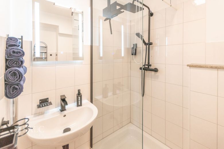 Stilvolles, möbliertes Apartment zur Langzeitmiete – Badezimmer