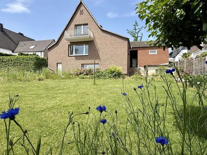 Fröndenberg: Freistehendes Wohnhaus in Top-Lage - Exklusives Familienparadies in ruhiger Sackgasse! – Rückansicht mit Garten