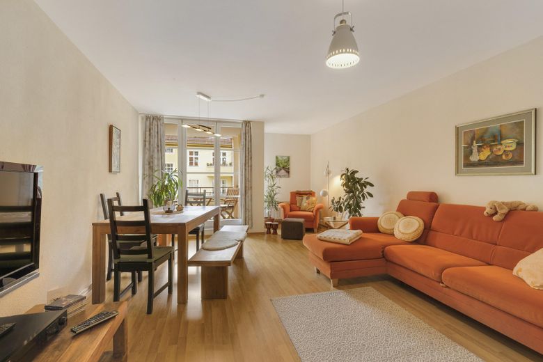 Angenehme 3Zi Wohnung – Wohnzimmer 