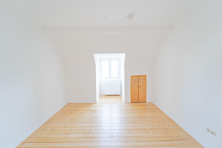 Altbautraum mit 110m² im DG, frisch renoviert, 4-Zimmer, mit neuer EBK und Gartennutzung – Zimmer 1