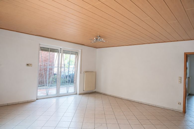 Freistehendes Einfamilienhaus mit Südgarten, großzügiger Garage & ausgebautem Dachgeschoss – Wohn-& Essbereich