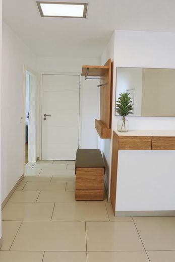 4-Zimmer-Wohnung mit Balkon und Fußbodenheizung in Augsburg – Diele mit Garderobe
