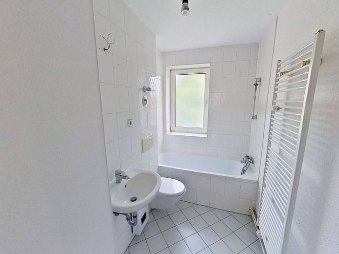 Minden-Dankersen: Odnowione mieszkanie 3-pokojowe z BALKONEM – Bad