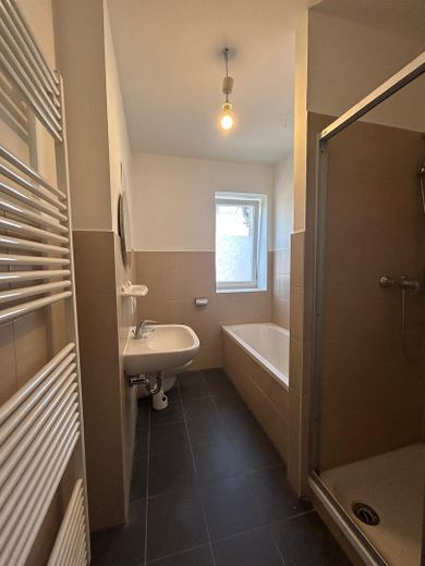 Lichtdurchflutete 5-Zimmer-Wohnung im Paulusviertel – Bad mit Badewanne und Dusche