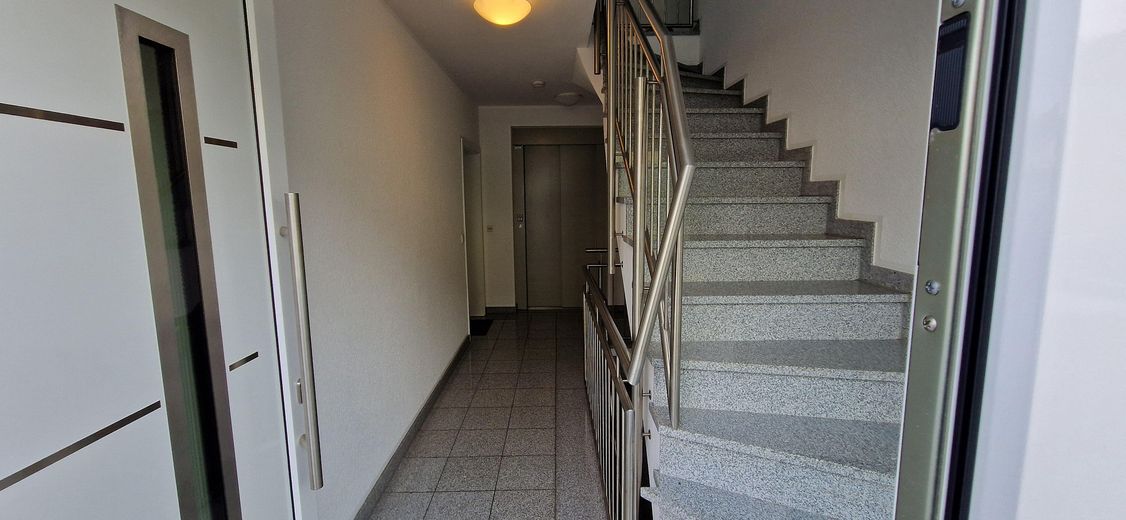 Treppenhaus mit Aufzug