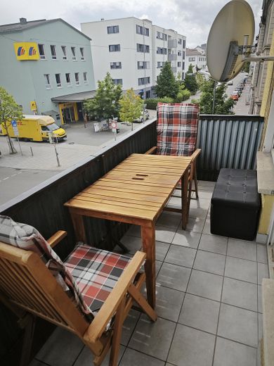 Zentrum Neu-Ulm: Klimatisierte 3-Zimmer-Wohnung mit 2 Balkonen (74 m²) Provisionsfrei! – Wohnzimmer Balkon