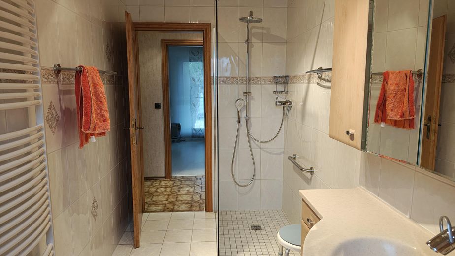Freistehendes Einfamilienhaus mit Garage und Garten – sofort bezugsfrei in Trebur-Geinsheim – Bad