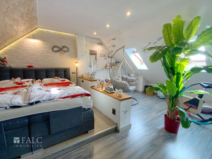Komfortable, helle Maisonette-Wohnung in guter Lage – Schlafzimmer