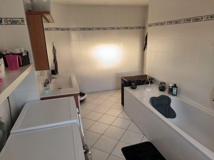 Odnowione mieszkanie 3-pokojowe z balkonem, ogrodem i miejscami parkingowymi – Bad