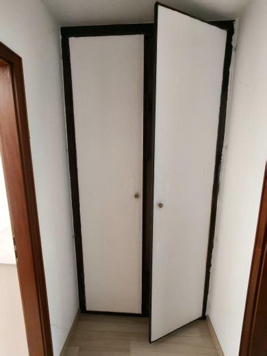 Attraente casa a schiera centrale di 5 locali in posizione privilegiata nei quartieri Wolfram e Herrenbach – Einbauschrank