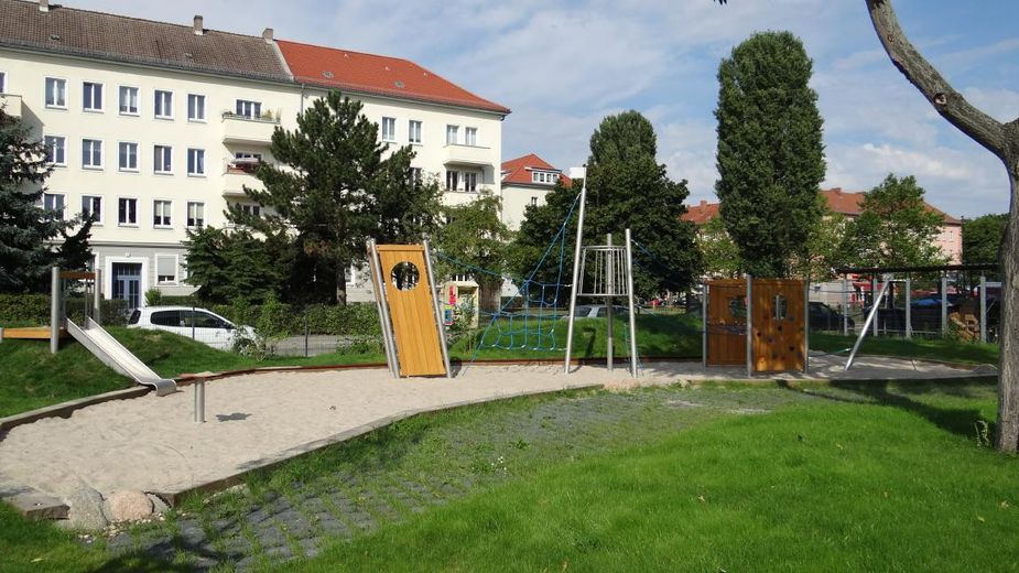 Frisch saniert & bezugsfertig I 3-Zimmer I Einbauküche I riesiger Sonnenbalkon - von privat – Spielplatz