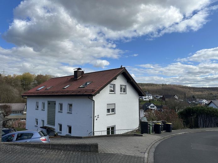 Renovierte Erdgeschoss- und Dachgeschosswohnung mit toller Aussicht zu vermieten – Foto 2