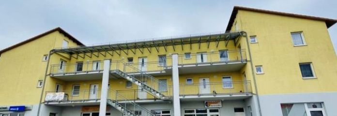 Helle Gewerbfläche gegenüber dem EDEKA-Markt zu vermieten. Platz für Ihre Ideen!