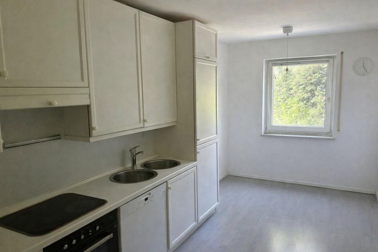 Menterschwaige: 3‑Zi.-Terrassenwohnung (117 m²) mit 200 m² Garten & TG – möbliert oder unmöbliert – Küche2