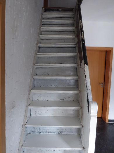 Steile Treppe zum OG