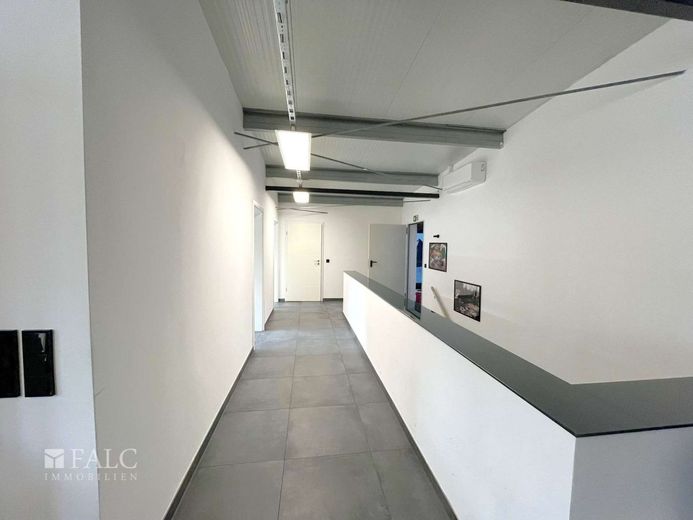 Moderne Gewerbeimmobilie mit vielseitigen Nutzungsmöglichkeiten – Flur OG