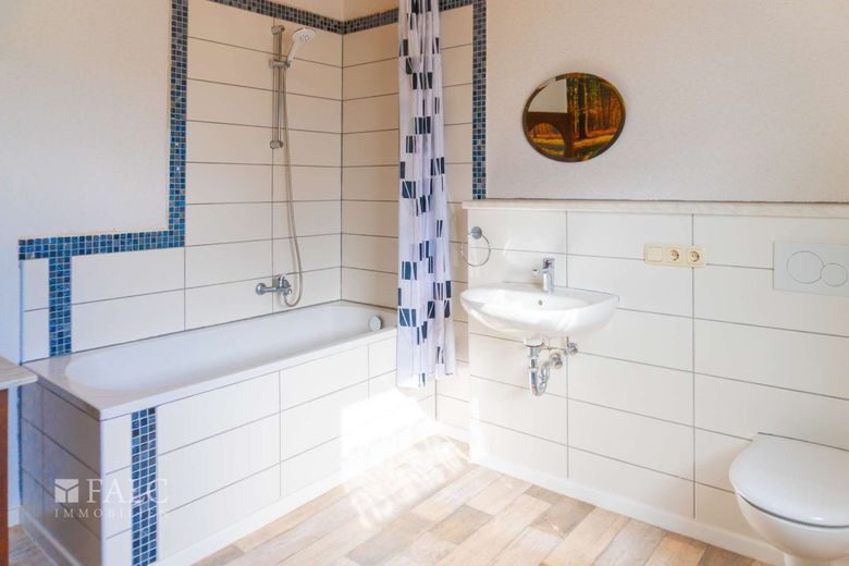 Charmantes Einfamilienhaus mit eigenem Hof! – Badezimmer