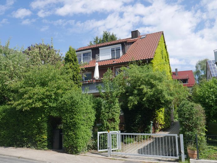 Großzügige Eigentumswohnung im 1. OG mit Studio und Garten – Mehrfamilienhaus