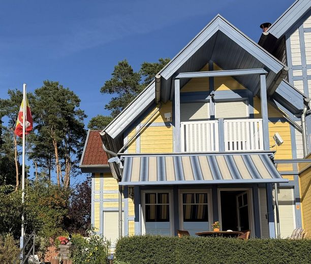 Casa de vacaciones con embarcadero propio en Hafendorf Rheinsberg – Hausansicht Wasserseite