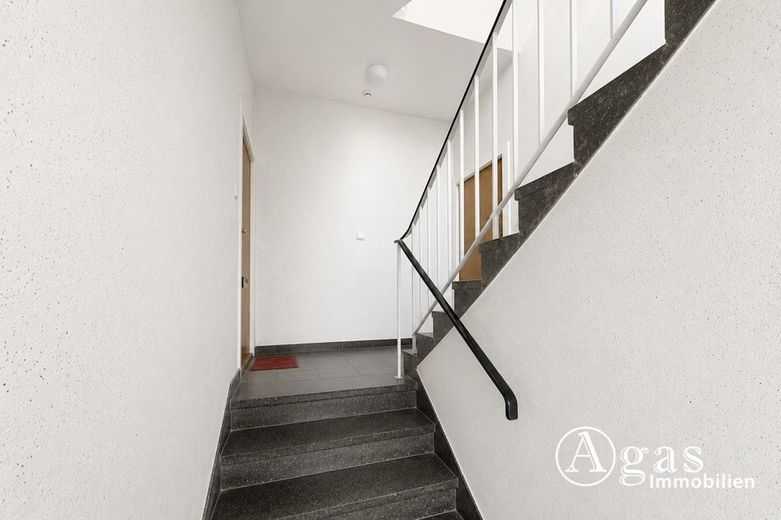 3-Zimmer-Wohnung mit direktem Aufzugszugang am Görlitzer Park, Berlin Kreuzberg – Treppenhaus