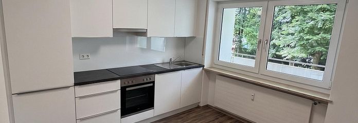 Fully renovated 3-room apartment with kitchen and sunny balcony