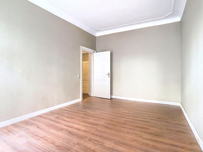 Wohnzimmer mit Stuckdecke