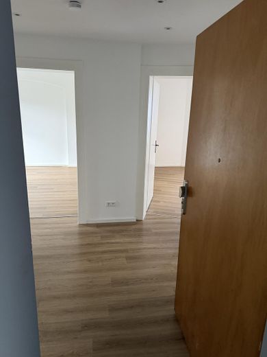 Şirin avlu içi eski bina – Wohnungseingang in den Flur