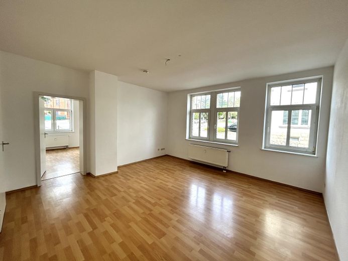 ***Amplio piso de 3 habitaciones en planta baja con baño moderno en Hohenstein*** – Wohnzimmer