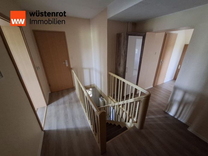 Wohnen mit Charme, Platz und Lebensqualität - Großzügiges Einfamilienhaus auf 1.373 m² Grundstück – Flur im DG