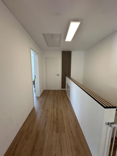 Modernes Einfamilienhaus mit Smart Home & hochwertiger Ausstattung in ruhiger Lage bei Linz am Rhein – Flur Oben