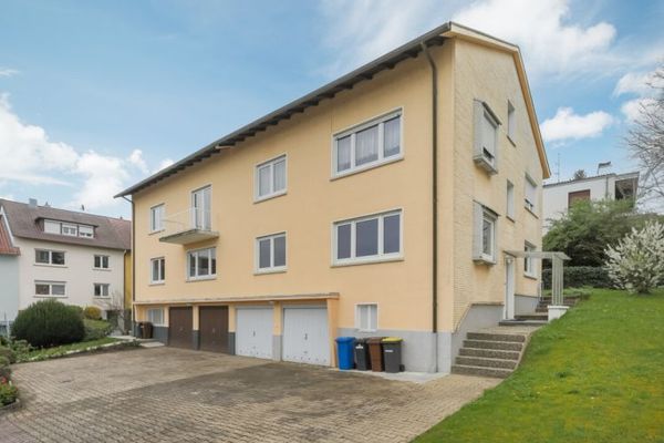 Charmante DHH auf großem Grundstück mit 5 Garagen