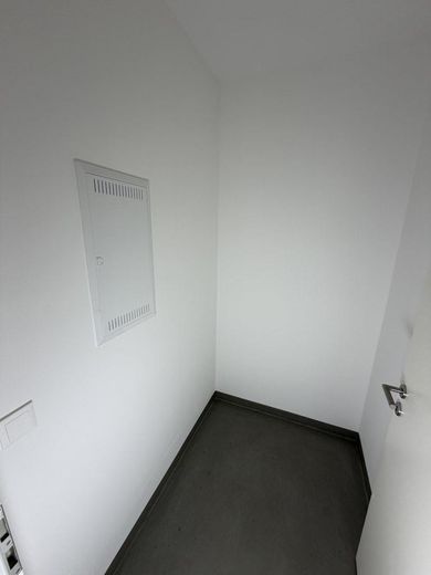 Exclusief 3-kamerappartement met tuin – ideaal voor thuiswerken en ontspanning – Abstellraum in der Wohnung