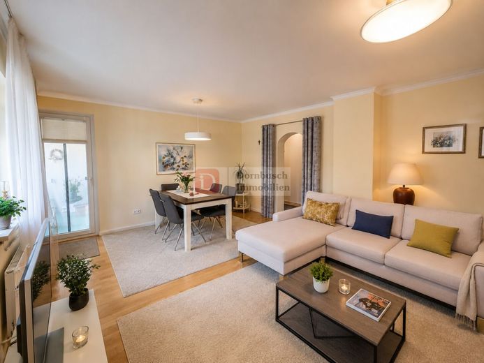 Top!! Charmante 3-Zimmer-Wohnung mit offenem Wohnkonzept und Balkon – Wohn/-Wohn-/Esszimmer Ansicht 2 Ansicht 1