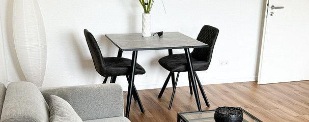 Sanierte und möblierte 2-ZKB Eigentumswohnung – Wohnzimmer