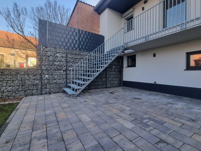 Moderne Stahltreppe zum OG