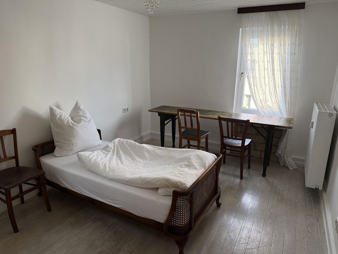 möbliertes Zimmer in Wohngemeinschaft in denkmalgeschütztem Gebäude – WG-Zimmer mit Nordfenster