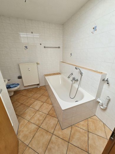 Well-maintained 2.5-room top-floor apartment with south-facing balcony, two parking spaces and fitted kitchen – Foto 6
