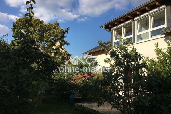 Moderna casa unifamiliare con giardino, molto spazio e collegamenti perfetti