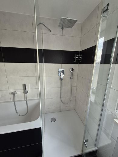 Esclusivo appartamento mansardato centrale di 3,5 locali con finiture interne di pregio, loggia e cucina componibile – Bad