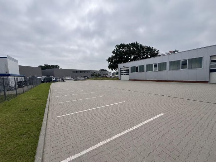 Новое коммерческое помещение (300 м²) с офисом, 1.500 м² открытой площадки и отличным подключением к A25 – Foto 1